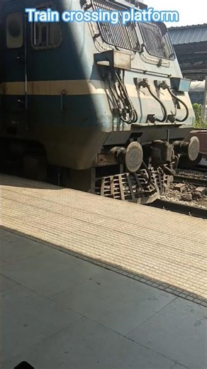 train crossing platform 😄😲 shorts feed #shorts