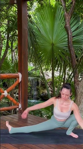 ✨ Make time for stretch with this 15-minute full body flow that will give you that yoga glow! ✨