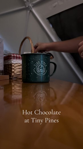 Tiny Pines es el refugio perfecto para relajarte y disfrutar de una taza de chocolate caliente, un lugar unico para reconectar. ¡Reserva ahora! 💻 www.thetinypines.com #TinyPines #GlampinexperienceHonduras #Comayagua #chalet #skydome #glampinghonduras #strsharesunday #Airbnbsuperhost #AirbnbHonduras #cabaña #glampinglife #explorahonduras