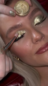 Applying our champagne gold glitter eyeshadow pigment on our beautiful model @thebeautyjunki ✨ if you find it too difficult to use loose pigments, check out our glistening pigment mix ( magic potion ) which will transform any loose pigment into a liquid glitter eyeshadow ( Makeup hack ) for beginners! Its super quick and easy to apply 🫶🏼 if you want to save with a discount, use code “JEN10” at checkout 💗 #goldeyeshadow #goldeyemakeup #glittereyeshadow #glittereyes #glittereyemakeup #eyemakeup