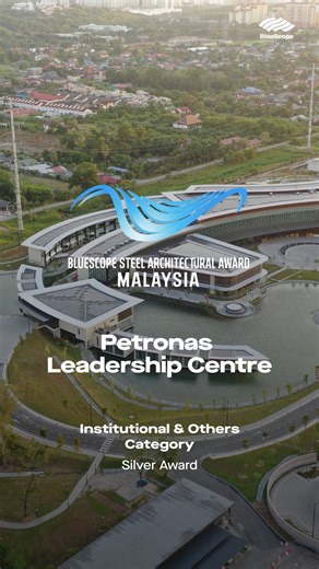 Transcending the typical campus setting, the Petronas Leadership Centre is a carefully designed environment dedicated to cultivating leadership. The building is nestled within its verdant landscape, facilitating collaborative and innovative learning experiences. Inspiration was drawn from fluidity and growth, mirroring rippling water to symbolise the expansion and impact of knowledge. Prioritising openness and natural ventilation, the campus seamlessly integrates with its natural surroundings. T