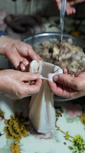 1.5M views · 9.2K reactions | Cea mai buna tobă de Porc ! #porc #toba #mâncare | APUSENII SĂLBATICI | Facebook