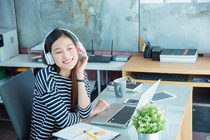 15 Musik dan Playlist Terbaik untuk Kerja Rekomendasi Glints