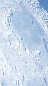 An object appears to be floating near the Moon surface, which can easily confuse the eye. In most cases, this effect is caused by a space rock, satellite, or debris passing between the observer and the Moon. High telescope zoom, distance, and angle make the movement look smooth and slow. Because the Moon has no atmosphere, objects crossing in front of it appear very sharp, strengthening the illusion of floating. Lighting and shadows also play a big role in how motion is perceived. There is no sc