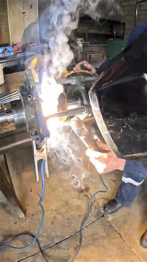 One for the books!! TLB/backhoe differential repair!! #workshop #repair #satisfying #sa #boreholedrilling #drill #repairable #funwork #viral | Farmyard Engineering videos