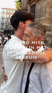 Dat ene moment, 8 jaar geleden, dat door mijn ziel sneed. Ik was al gestopt met drinken. De rust was terug. De mist was weg. En toen zei mijn zoon van 11, vlak voor het slapen gaan: “Papa… ik vond het echt stom dat je me vroeger nooit een verhaaltje wilde voorlezen voordat ik naar bed ging.” Deze ene zin. Hij ging door merg en been. Ineens zag ik het. Niet wat ik nu deed. Maar wat ik jarenlang níet had gedaan. In de tijd dat ik nog dronk, was ik er wel. Maar niet echt. Mijn hoofd was vol. Mijn l