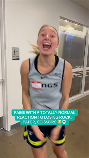 Paige Bueckers went crazy after losing in rock, paper, scissors ✂️
