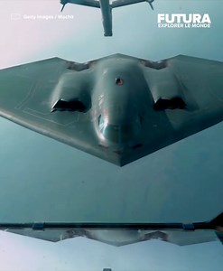 [🤖] Ce n'est pas un « vaisseau spatial » mais le tout premier bombardier furtif de l’aviation (B-2 Spirit) ! En service depuis 1993, il est toujours aussi efficace 30 ans après, on vous explique pourquoi. ⤵️ Propulsé par 4 turboréacteurs générant une poussée de 34 tonnes, il peut atteindre une vitesse de 1 000 Km/h sur un rayon de 11 000 Km sans ravitaillement. Soit environ la distance entre Paris et Buenos Aires! Pour ce qui est des bombes, ce dernier est capable d'emporter jusqu'à 16 bombes n