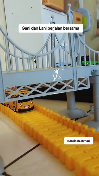 Gani dan Lani Berjalan Bersama Tayo the Little Bus