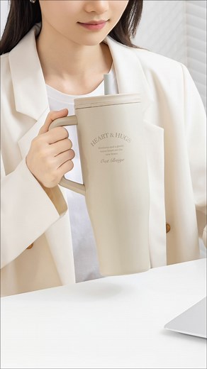 ☁️ 將一天的水分，穩穩握在手心。 Oolab 不鏽鋼隨行手把杯，全新登場 ✨ 四款柔霧色調 × 一體成型手把設計 無論通勤、辦公或假日出遊， 都能優雅地補水、輕盈地生活。 💧 隱藏吸管，乾淨又衛生 💧 長效保冰保溫，不論冷熱都剛剛好 💧 1150ml 大容量，一杯撐起一整天 把溫柔的水分補給，交給 Oolab 💫 https://oolabtw.co/9Imk1 #Oolab手把杯 #柔霧日常 #質感水杯 | 良杯製所 Oolab