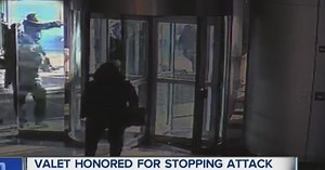 Video shows man stop stabbing attack in Warren