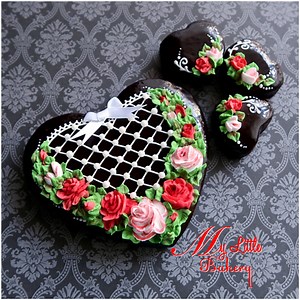 Gingerbread cookies with my mirror glaze and royal icing roses🌹 Full video here... https://youtu.be/IHxIMRFRHgc #gingerbreadcookies #cookieart #mylittlebakery #cookielove #cookieartist #cookiegift #cookies #videotutorial Music by Epidemic Sound | My little bakery