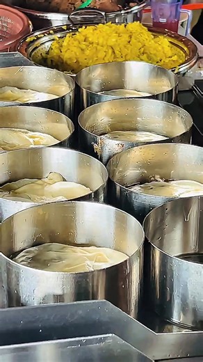 Semalam lori sejuk beku Uncle Dak bergerak dari Kelantan ke KL. 🚛 Penuh satu lori — muatan tak lain tak bukan, MABUD. Martabak Al-Buncit yang terkenal dengan ketebalan luar biasa & kebuncitan sebenar. 🤤 Dalam lori tu, bau harum MABUD masih terasa. Dagingnya dimasak lembut, kulitnya rangup bila digoreng, dan setiap satu disusun rapi untuk pelanggan yang dah lama tunggu di luar Kelantan. Ada yang dari Johor, katanya teringin sangat nak rasa sejak tengok video. Ada juga dari Selangor, pesan sampa