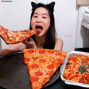 Eating large pizza slices and spaghetti with meatballs from Big Mama's & Papa's Pizza! #pizza #mukbang | Peggie Neo