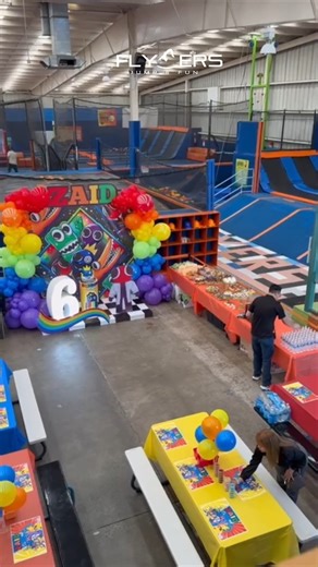 🎂 La fiesta que tu hijo nunca va a olvidar está en Flyers!! 🎂 Agenda tu fecha hoy mismo al: 📲whatsapp: 664 262 5036 🍕 Pizza y bebida 🧦 Horas de salto (calcetas flysocks incluidas) * Decoración base (mantel de plastico y centros de mesa de globos) * Mesa de botanas 🤝 Anfitrión y paramédico para una fiesta segura en todo momento. 📍Celebra en TIJUANA, ENSENADA ó Mexicali ¡Aparta desde $1,500.00 en tu parque favorito! . . . . #Flyers #Cumpleaños #Tijuana #Mexicali #Ensenada | Flyers Jump & Fu