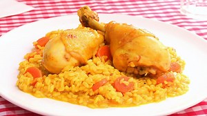 1.5M views · 13K reactions | Arroz con Pollo, una receta muy Fácil, Rápida y Deliciosa  Ingredientes: 180 g de Arroz Redondo 4 piezas de Pollo 750 ml de Caldo de Pollo 125 ml de Vino Blanco 1/2 Cebolla 2 dientes de Ajo 1 Zanahoria 2 cucharadas de Aceite de Oliva Virgen Extra 1 cucharadita de Cúrcuma 1 hoja de Laurel Sal al gusto Pimienta 1/2 pastilla de concentrado de Caldo de Pollo (opcional) | Cocina con Carmen | Facebook