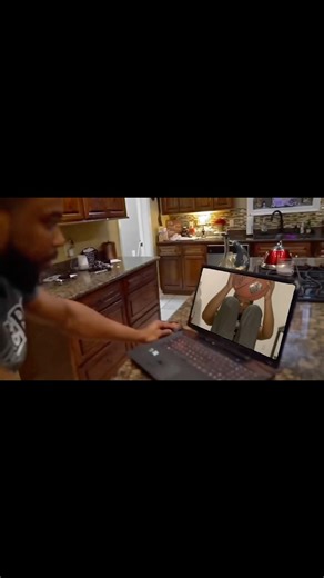 Cashnasty punches computer reacting to me?!? #cashnasty #lebron #calisthenics #amarionanderson