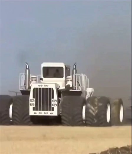 They walked into a factory in 1977 asking for a faster tractor and left ordering something that looked like a field tank - a machine intended to turn hundreds of hectares into an assembly line, and that mismatch is where the story begins.2- Six months later, out of Havre, Montana, rolled a silhouette you didn't expect on a farm: 4.2 m tall, 6 m wide, up to 50 tonnes, eight wheels the size of small rooms (2.4 m) custom-made in Canada; crew gathered around the open filler cap when someone pointed
