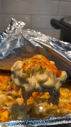 Baked Macaroni and Cheese Ingredients: 16 oz elbow macaroni (or any pasta you like) 4 cups shredded sharp cheddar cheese (divided) 2 cups shredded mozzarella cheese 2 cups whole milk 1 cup heavy cream 1/2 cup unsalted butter (1 stick) ..... Fυll ᖇecίpe in Coʍmеոτ [💬] | Easy Recipes