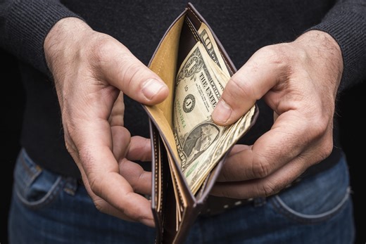 Como aproveitar a queda do dólar para investir nos Estados Unidos? Veja em 5 pontos