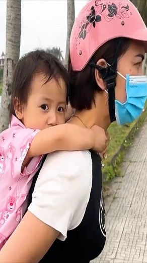 Diem accompanies her mom to find the missing Monkey Kaka#2524 #monkeyseemonkeydo #monkeys #moneymaker | Macaque Video