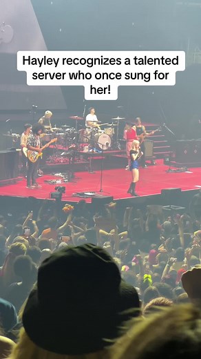 Hayley Williams from Paramore recognized a server from Ellen’s Stardust Diner who once sang “The Only Exception” back in 2013 and decided to bring her on stage! #hayleywilliams #paramore #paramorelive #miserybusiness #orlando #paramoreorlando #fyp #rock