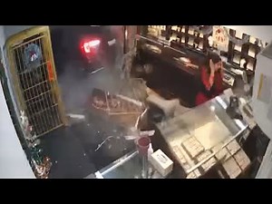 Thieves plow car into Montreal jewelry store during robbery