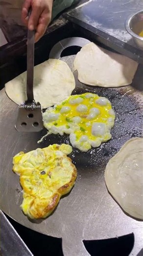The Art of Making Egg Omelettes 🍳🔥😋 #Omelette #EggOmelette #Egg #StreetFood #Breakfast #Foodie