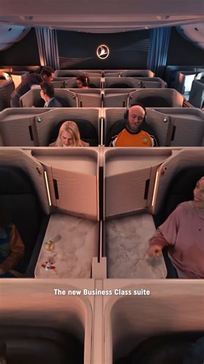 Step inside the NEW Turkish Airlines Business Class Turkish Airlines, renowned for flying to more countries than any other airline, has unveiled its brand-new state-of-the-art Business Class suite today at the Farnborough International Airshow 2024 in Hampshire, UK. The new Crystal Business Class suite signifies a new era of luxury air travel for business passengers and is the first from Turkish Airlines to feature an adjustable suite door and privacy panel for enhanced in-flight privacy. Key fe