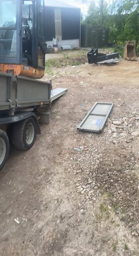 🙈 when you forget to finish hooking the trailer on…. I blame sid 🐶😂 #mindblank #oops #digger