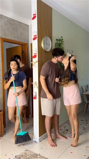 Eles nem perceberam 😅 #humor #twins #casal #funny #familia #memes #singer #comedia