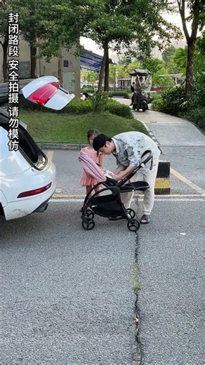 有人知道这是什么牌子的婴儿车呀，颜值好高啊！感觉好丝滑，收放自如，在线求？#高景观婴儿车 #折叠婴儿车