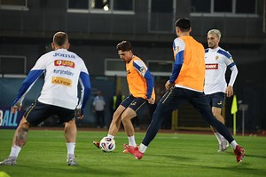 Cine transmite la TV meciul de fotbal San Marino - România. Trei absențe pentru Mircea Lucescu