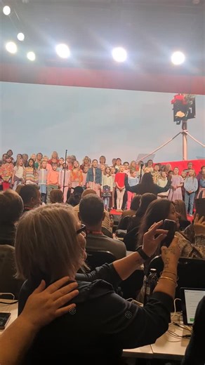Flott åpning på landsmøtet med et flott kor og flotte faner. #fagforbundet | Ole Roger Berg