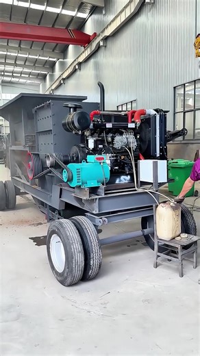 Diesel engine power moving box crusher.Crushers, sand makers, stone crushers, box crushers, mobile box crushers, hammer crushers, mining machinery, mining equipment, mining machinery and equipment, crusher factories.#crusher #crusherfactory #mobilecrusher #boxcrusher #hammercrusher