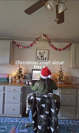 Paper chain as Christmas decor,easy,quick and fun to make #christmasdecor #christmasdiy #paperchain #diychristmas #diychristmasdecor | Cleaning Bunny