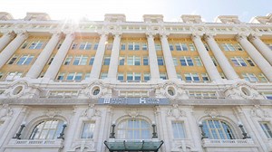 Watch the journey of the old Cook County Hospital being restored to its grand state! The #Chicago landmark was saved from demolition and is now reborn as a dual branded Hyatt hotel, accompanied by Dr. Murphy's Food Hall. The transformative project is the first phase and anchor for Harrison Square Chicago, a new micro-neighborhood that will add residential, office, retail and hotel space within the Illinois Medical District. Cook County Government MB Real Estate Skidmore, Owings & Merrill Wiss, J