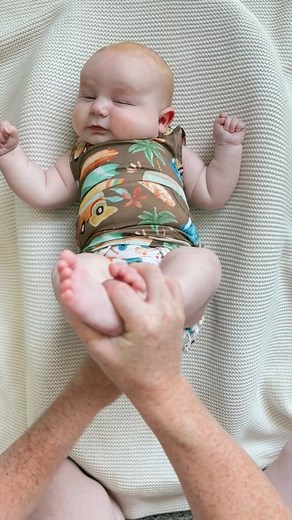 Putting on a Ready Set Romper is as easy as 1,2,3! #readysetromper #bamboobabyclothes #nosnapnozipperromper #babyclothes #bambooromper #bamboorompers #bamboobaby #bamboopajamas | Ready Set Romper