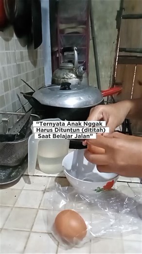 Tri Pujilestari on Instagram: "Kenapa tidak perlu dititah? Karena saat dititah: • Anak kurang melatih keseimbangan alami • Otot kaki & core kurang bekerja optimal • Anak jadi bergantung pada tangan orang dewasa Cara yang lebih baik Biarkan anak belajar jalan dengan: • Merambat di sofa / meja • Berdiri sendiri (jatuh itu bagian dari proses) • Lingkungan aman (lantai tidak licin, tanpa walker) • Tempelkan mainan di dinding dengan wadah atau box untuk memasukkan mainan • Tempelkan mainan di dinding