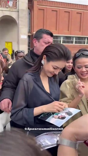 Faye Atom Poster Reaction Video