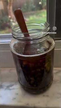 Comfrey root tincture and its benefits. #earthmedicine