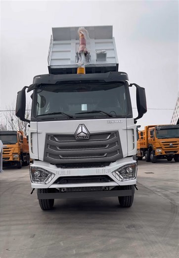 Hardcore heavy load, the core capacity of global infrastructure Howo dump truck, with the craftsmanship of China Heavy Automobile, creates a heavy-duty weapon suitable for complex working conditions around the world. Equipped with a high-torque energy-saving engine, it is more than proficient in climbing heavy loads; high-strength frame reinforced cargo box, it can easily undertake heavy-duty tasks such as earth and stone, mine transportation, and every lifting and unloading is efficient and sta