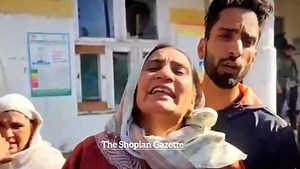 500K views · 6.5K reactions | #Shopian Woman Dies After Childbirth in Keller; Family Alleges Negligence Shazia Akhter, wife of Mohammad Wasim Lone from Chowan Keller, died at Sub-District Hospital Keller two days after delivering a baby via surgery. Her family alleged medical negligence and staged a protest demanding a fair probe. Hospital authorities, however, claimed she died of a heart attack. #theshopiangazette | The Shopian Gazette | Facebook