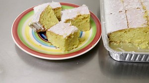 DELICIOSA RECETA DE PAN CORTADILLO INGREDIENTES 4 TAZAS DE HARINA TODO USO 2 TAZAS DE AZUCAR 2 TAZAS DE LECHE 1 3/4 TAZA DE ACEITE 6 HUEVOS 2 CUCHARADAS DE POLVO DE HORNEAR UNA PIZCA DE SAL COLOR AMARILLO AL GUSTO VAINILLA DOS CUCHARADAS COBERTURA 3 TAZAS DE AZUCAR GLAS 6 CUCHARADAS DE LECHES COCO AL GUSTO | Sibrian's Cake