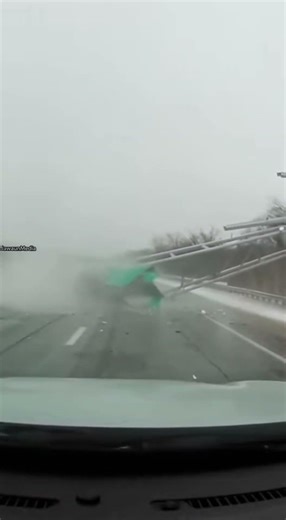 Overhead Highway Sign Collapses Onto Icy Roadway During Traffic 🚧❄️