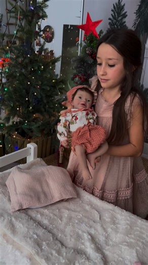🎀🧣 Anuk @martinamerchan.a = Navidad en forma de sonrisa. Esa carita tierna, ese gorrito travieso, ese “¡mira mamá!” que solo aparece cuando algo de verdad les encanta✨🥰 Anuk siempre provoca eso: ternura que nace jugando. . . . #AnukReborn #CocoReborn #bebedesilicona #BebéReborn | Coco Reborn