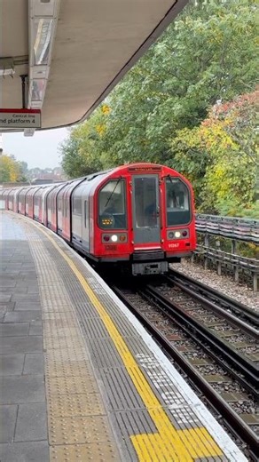 Central Line: Arriving At Loughton ~ #train #trainspotting
