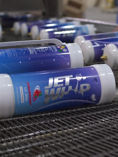 Yeah… this is just a normal day at our factory. Lines running, bottles coming through nonstop. Orders going out one after another. But I suppose busy is good, it means customers keep coming back. whipped cream gas whip-it cream gas chargers nitro oxide gas n2o cracker exotic whip fast nitro gas cylinders tanks #jetwhip #whippedcream #productionline #busyfactory #lowcost