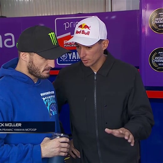 First glimpse into the Yamaha garage 👀 Fabio takes a good look at the V4 while Miller shares some last minute advice with Toprak 🤝 #MotoGP | #ValenciaTest | Live on TNT Sports and Discovery | TNT Sports Bikes