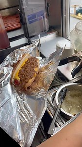 Let’s have a chili & cheese dog 🌭👑 #nyhotdogking #fastfood #hotdog #chili #chilidogs #cheesedog